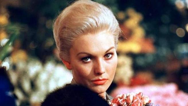 la2_tve's tweet photo. 🎬 'Vértigo' se estrenó en 1958 y está protagonizada por James Stewart, Kim Novak y Barbara Bel Geddes. Sí, la 'abuela' de Dallas.
Alfred Hitchcock adaptó una novela sobre un detective de policía que tiene miedo a las alturas...
#DíasDeCineClásico, esta noche a las 22h en La 2 https://t.co/iVcGjHKb3K