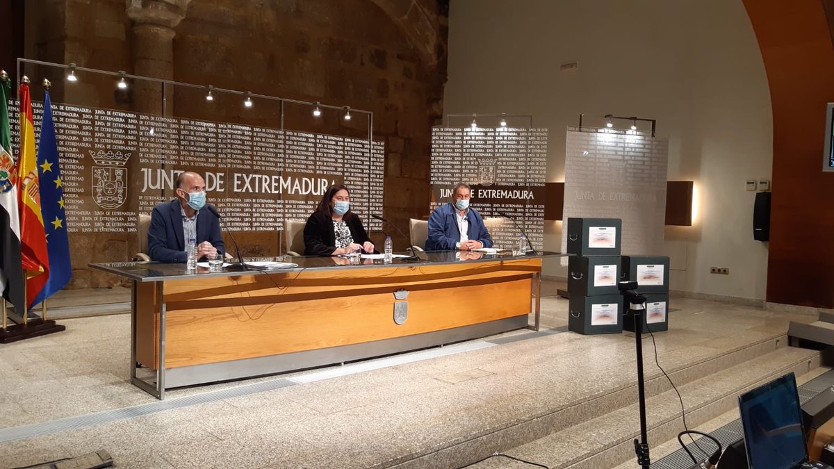 Hoy junto con <a href="/BegoaBernal/">Begoña García Bernal</a> e Isidro Hurtado , Presidente  CR Tierra De Barros hemos presentado el proyecto de regadío de TB. Este importante proyecto está “enfilado”  para empezar a ser ejecutado. Cuando se trabaja con seriedad, rigor y con consenso los sueños se alcanzan.