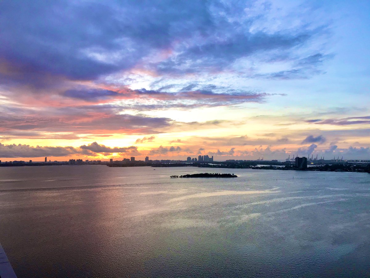 DrElyNiro's tweet photo. Great view from my balcony to start the day before going into the hospital for my neurology rotation. #windowsforjoy #MedTwitter #Miami @UmJmhIMRes https://t.co/gfv8WbktHR