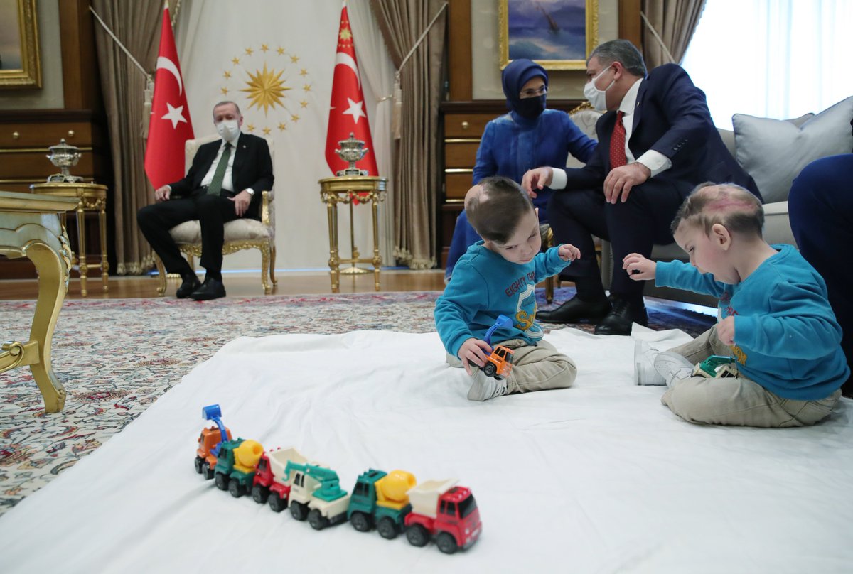 Akparti's tweet photo. Cumhurbaşkanımız Recep Tayyip Erdoğan, Antalya'da iki yıl önce kafaları yapışık halde dünyaya gelen ve yapılan operasyonla birbirinden ayrılan siyam ikizleri Derman ve Yiğit ile ameliyatı gerçekleştiren pediyatrik beyin cerrahı Keşmirli Dr. Owase Jeelani'yi kabul etti. https://t.co/QiUBlBJKD1