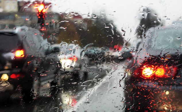Conducir bajo lluvia.

Aumentar la distancia entre vehículos 

Reducción de la velocidad

Poner el A/C en modo vidrio frontal

Poner luces de parqueo 

No cruzar corrientes de agua

Mantener los espejos laterales limpios

Activar las luces bajas

*agreguen mas*