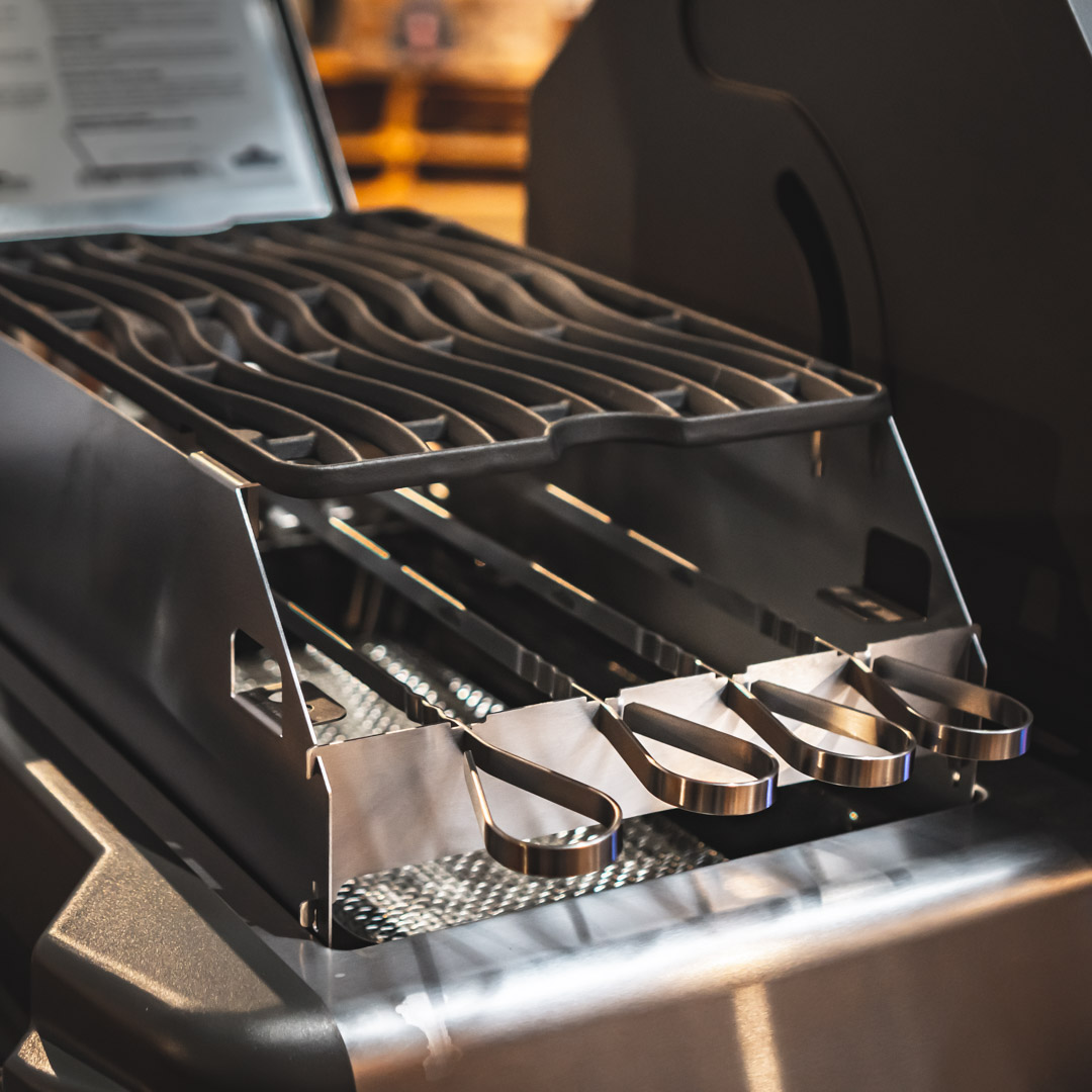 grillstar's tweet photo. Ein wahrer Grillmeister grillt bekanntlich bei jedem Wetter! 🔥
Mit Napoleon's neuem Windschutz für die Sizzle Zone gelingt euch das jetzt noch besser!

Ab sofort könnt ihr den neuen Windschutz  in unserem Shop zu bestellen!

https://t.co/WMQscmlPA0

#napoleongrill #grillen https://t.co/HLskYoB6cM