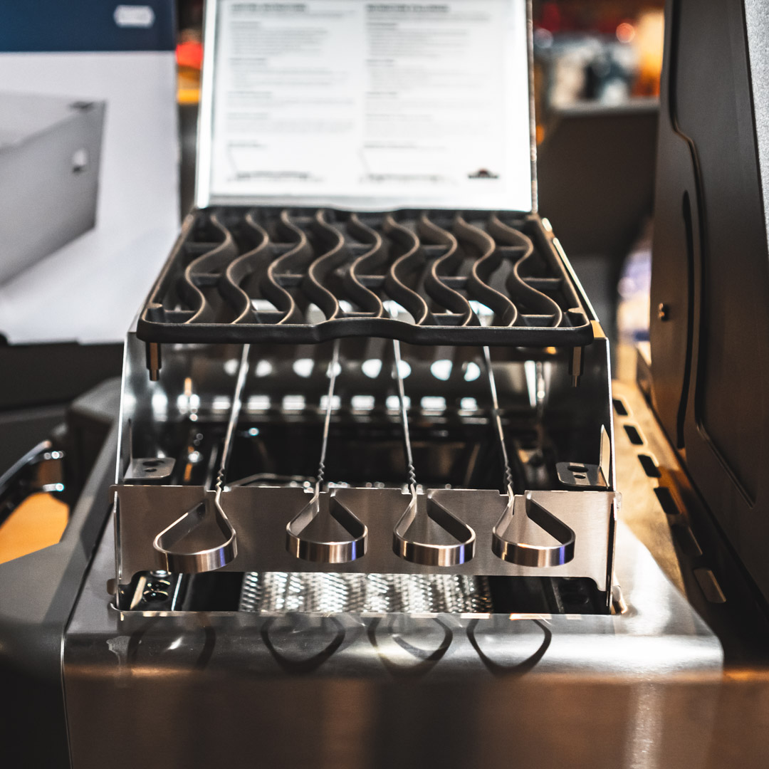 grillstar's tweet photo. Ein wahrer Grillmeister grillt bekanntlich bei jedem Wetter! 🔥
Mit Napoleon's neuem Windschutz für die Sizzle Zone gelingt euch das jetzt noch besser!

Ab sofort könnt ihr den neuen Windschutz  in unserem Shop zu bestellen!

https://t.co/WMQscmlPA0

#napoleongrill #grillen https://t.co/HLskYoB6cM