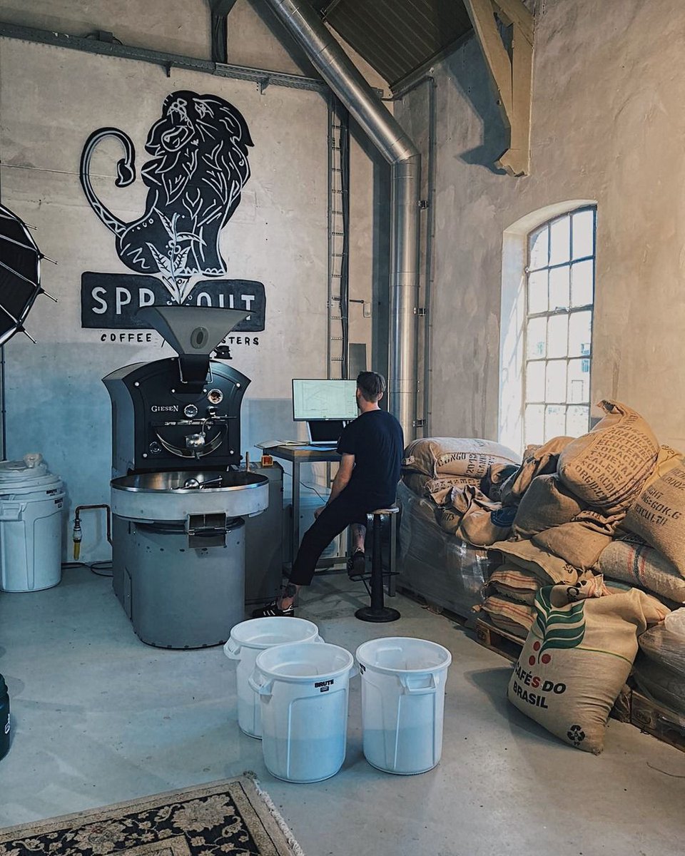How nice does our coffee roaster fit in this cool space? We love the artwork on the wall! 

📷: sproutcoffeeroasters