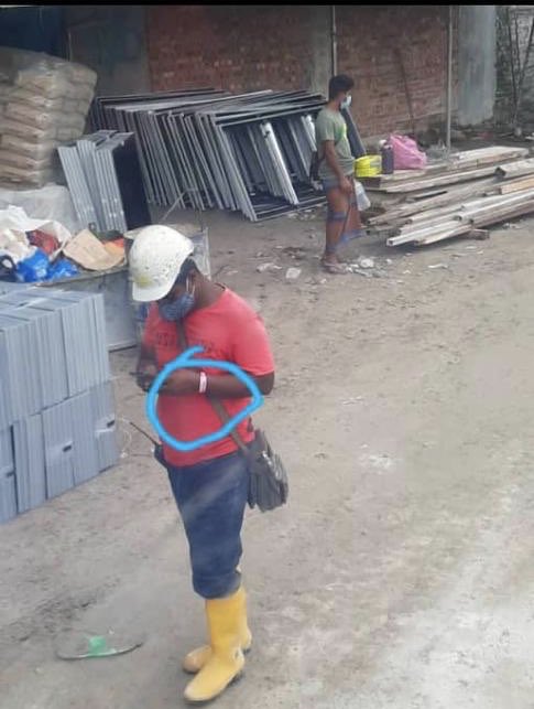 DGHisham's tweet photo. Terkini tular dua gambar yang menunjukkan pekerja warga asing masih berada di tapak pembinaan dengan memakai gelang pink. Penjelasan keadaan sebenar untuk pengetahuan umum.

https://t.co/xzUe9ftDv6 https://t.co/2pLUzweQlf