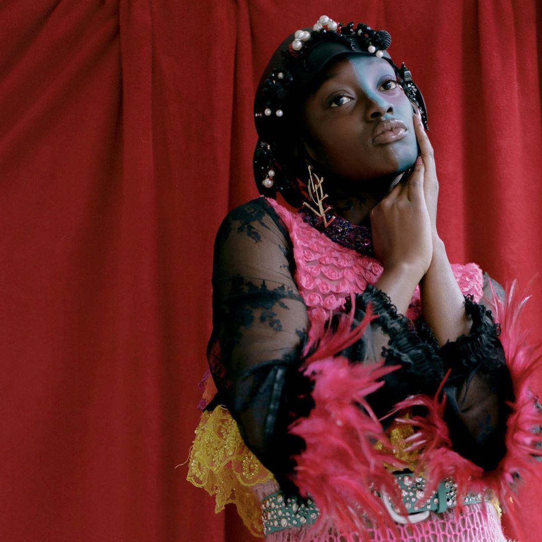 LeKiosquebyGCS's tweet photo. cinéaste belgo-congolaise basée à Londres. Son travail explore, entre autres, les thèmes de l’intimité, de la beauté et de la construction et de la représentation de la féminité noire dans l’art et les médias. 
Retrouvez l’intégralité de cet article dans #BuzzzBeFamous No 23, https://t.co/5qNox4I7mB