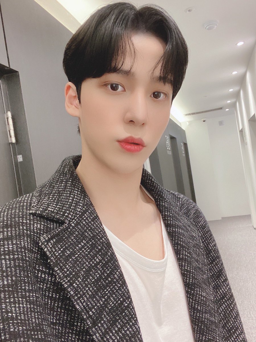 ATEEZofficial's tweet photo. [#윤호] 사랑하는 울 에이티니❤ 두 짤😘 생일 축하해💕💕💕
#ATEEZ #에이티즈 https://t.co/9WoYraCGxB