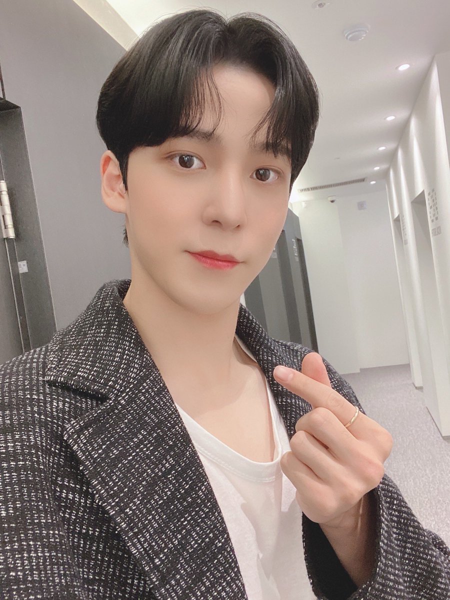 ATEEZofficial's tweet photo. [#윤호] 사랑하는 울 에이티니❤ 두 짤😘 생일 축하해💕💕💕
#ATEEZ #에이티즈 https://t.co/9WoYraCGxB