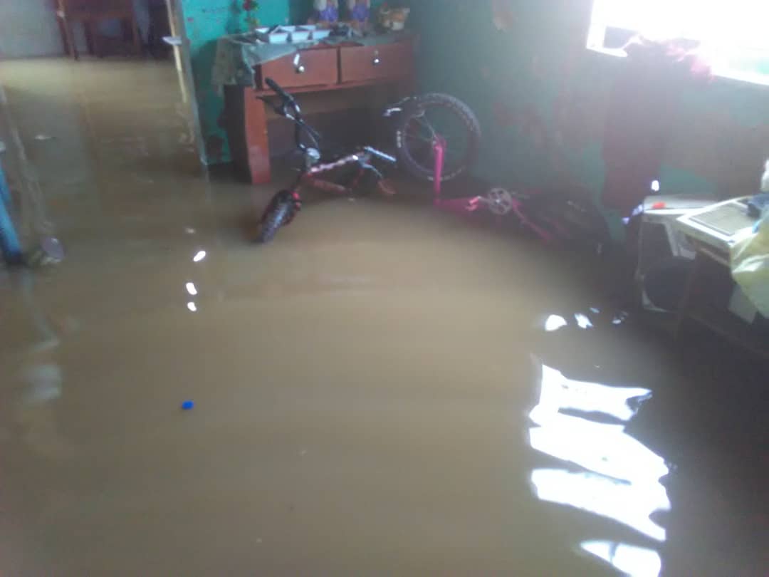 SE BUSCA  UN ALCALDE PARA MARACAIBO.
Lluvias colapsan  la ciudad, casas inundadas, pérdidas materiales. 
Todo debido a que prefieren show de luces  en plena pandemia y farsa electoral del #6D.
Ciudad sin  luz, agua, gas, gasolina.  
Que desgracia vivimos los zulianos
🆘 🆘 🆘