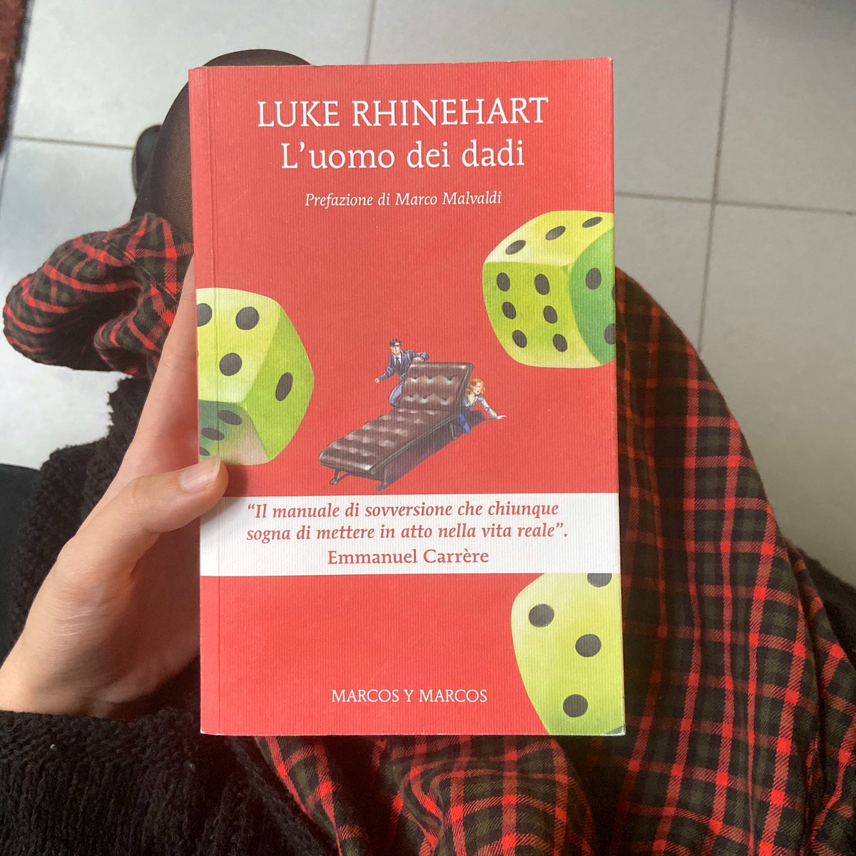 Alcuni giorni fa è mancato #LukeRhinehart. 
Emmanuel Carrère, uno dei suoi tantissimi fan, aveva compiuto un viaggio lungo per incontrarlo e svelare il mistero di un autore così famoso eppure così nascosto da quasi trent’anni. (1/2)