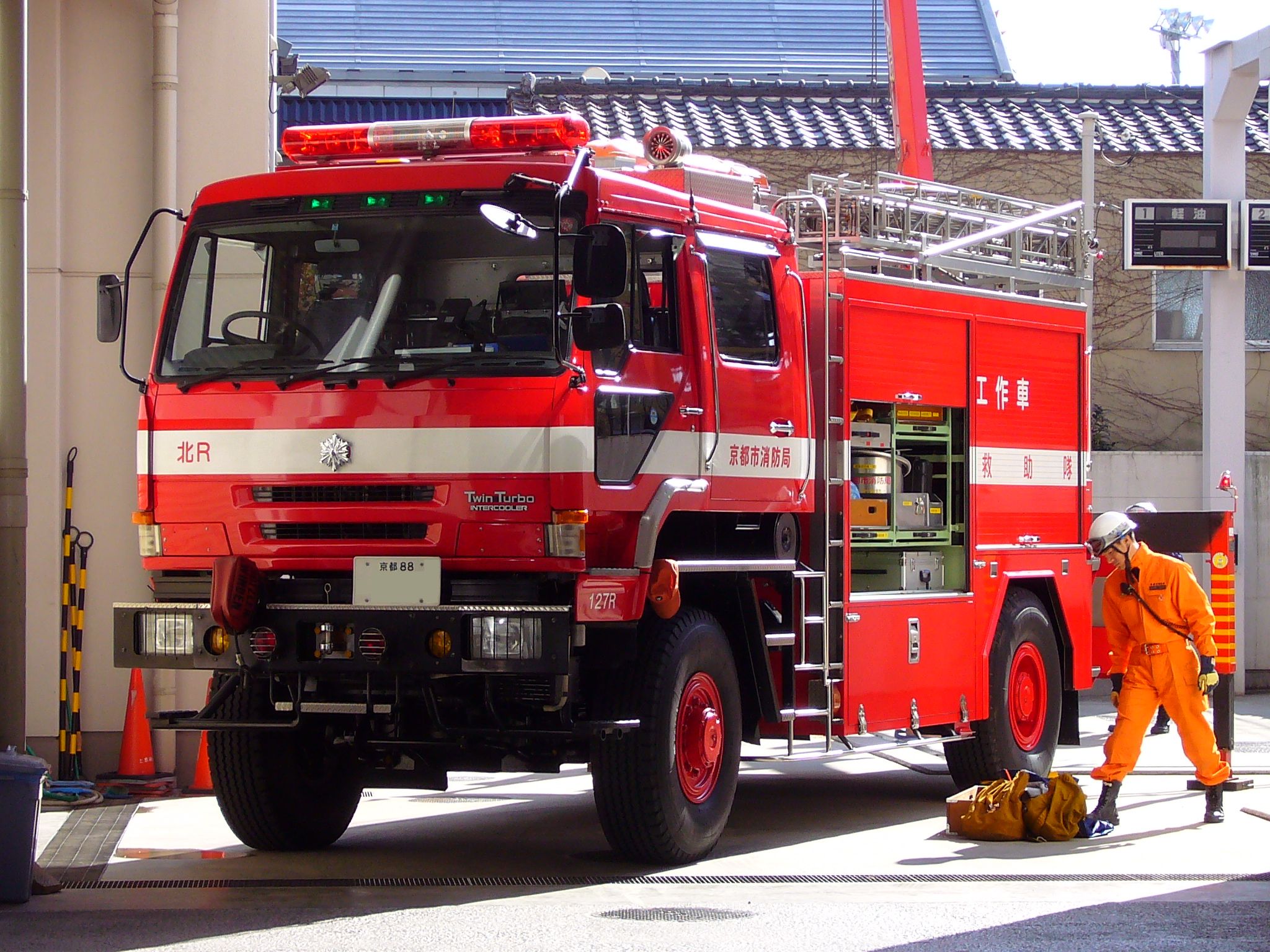 Sr1 11 過去pic 07 2撮影 引退済み 京都府 京都市消防局 上京消防署 北野出張所 北部救助隊 三菱ふそうザ グレート ラリー車ベース の救助工作車 型 この車両は 総務省消防庁貸与車で 京都市と神戸市にしか配備されませんでした 神戸市はフロント