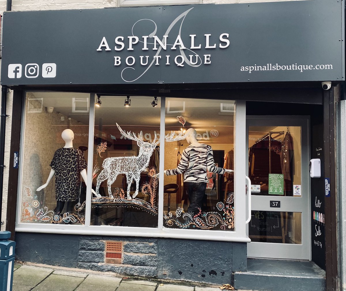 aspboutique's tweet photo. We are supporting Boutiques in Buiness campaign. Our girls have turned their backs to highlight their frustration! 😡
⁦@newsintameside⁩ ⁦⁦@TamesideCorr⁩ #lockdown2 #indies #independent #independentbusiness #supportindie #supportindependentbusiness https://t.co/HJcMyzquNp