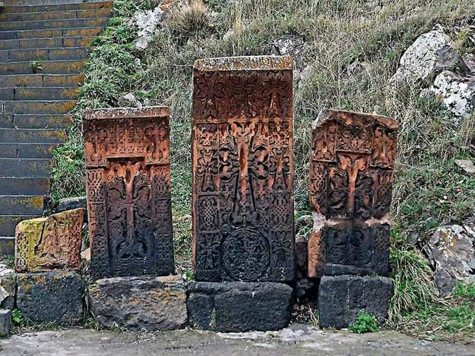 pashamulk's tweet photo. 🔻Cross workshops belonging to the Armenian tribe.

It was located in Kalbajar. The stones were kept in vinegar for a while to make them look ancient. Then the stones were taken and buried in Kalbajar, Lachin and Shusha.

@bbcazeri 
@BBCScienceNews 
#armenia https://t.co/rvk6sLCZ1a