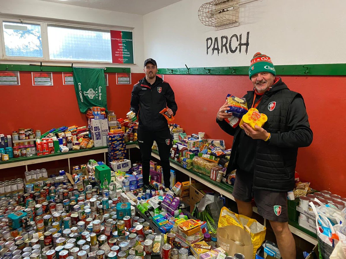 WelshRugbyUnion's tweet photo. “People are struggling more than ever. We had the idea of putting on a food drive for @CardiffFoodBank” 🥫 Ymgyrch @clwbrygbi yn llwyddiant ysgubol er lles Banc Bwyd Caerdydd. 

ENG: https://t.co/EUKSLa9HuA
CYM: https://t.co/2KbXA8lyDW https://t.co/I9I3UZytRg