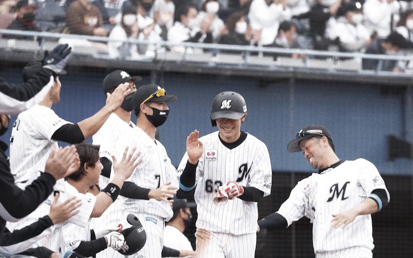 wada_63's tweet photo. 今更だけどシーズンCS本当にお疲れさまでした❕やっぱりロッテはかっこいい、、、
今年は受験生で、合格してからの11.7バファローズ戦しか球場には行けなかったけど、勉強の合間に速報とかTwitterのみなさんの写真たくさん見させていただいてました（ ;  ; ）
#chibalotte https://t.co/QzuBRxLRj8