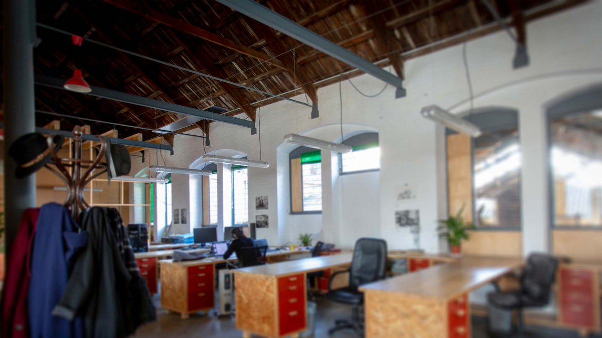 ¡Hola! Si alguien quiere compartir mesa en el coworking de la Fábrica de Sombreros, en el centro, que me diga! 👍 ¡Gracias!