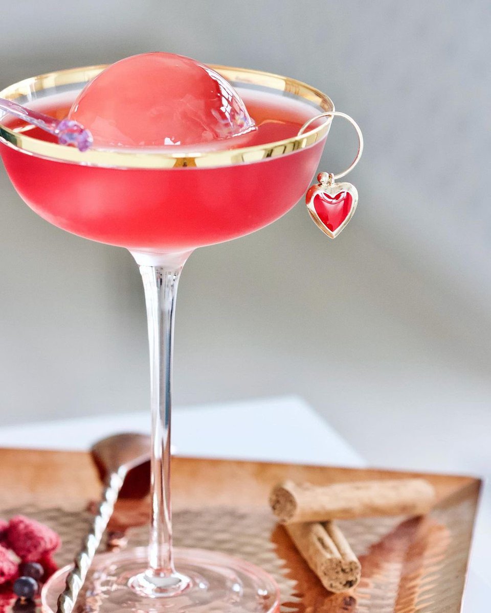 BrunchClubNewc's tweet photo. random af but ain’t this the prettiest cocktail you ever seen !!!!! https://t.co/cnnM2RHff9