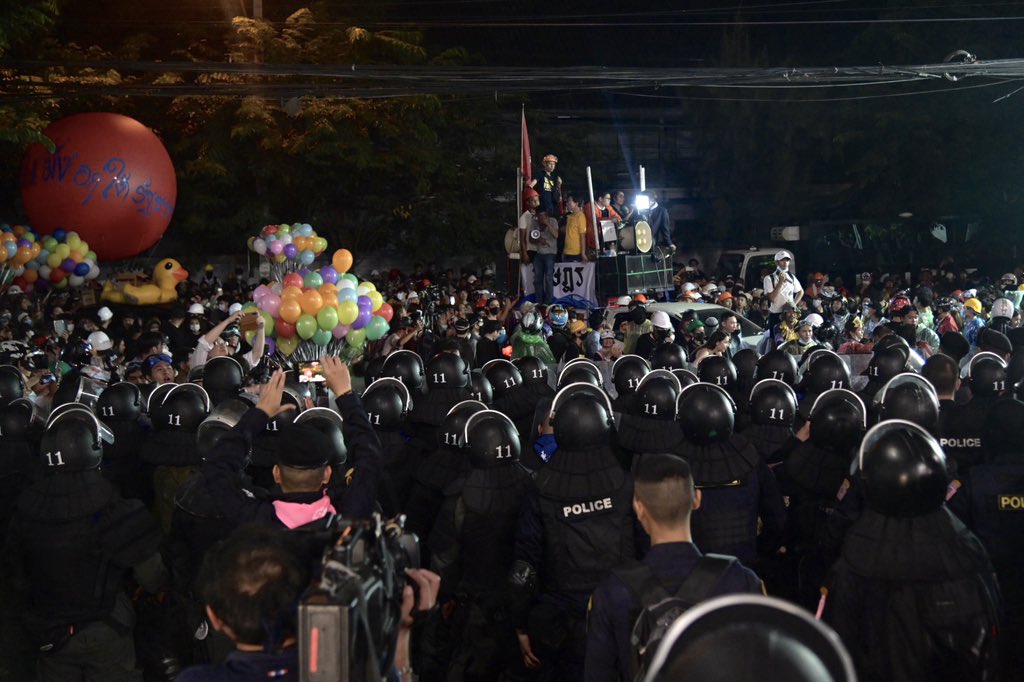 FreeYOUTHth's tweet photo. นี่คือพลังของประชาชน!
ราษฎรได้ล้อมสภาไว้แล้ว! เต็มพื้นที่ตั้งแต่หน้ารัฐสภายาวไปถึงแยกเกียกกาย! รัฐสภาจะต้องรับร่างแก้ไขรัฐธรรมนูญจากประชาชน!
—
#กูสั่งให้มึงอยู่ใต้รัฐธรรมนูญ
#ม็อบ17พฤศจิกา https://t.co/CldgHXQPUR
