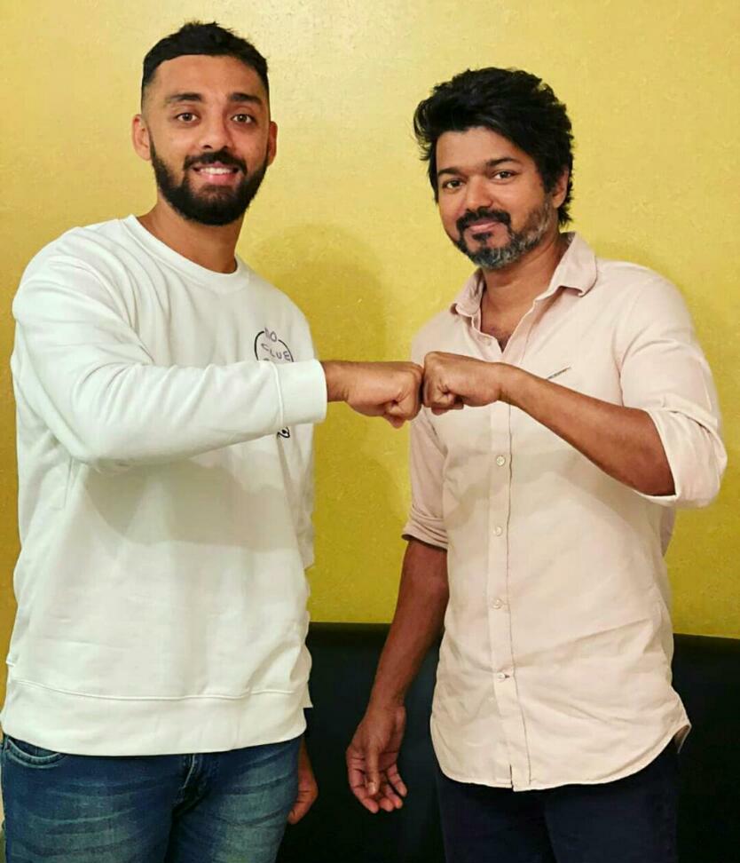 😎
#MasterTeaser fist bomb ❤️
Die hard fan #VarunChakravarthy has met his demi god & mentioned on top of the world 😍

Missed #AustraliaTour due to shoulder injury but that's okay he has a memorable life moment now ❤️

🤜🤛