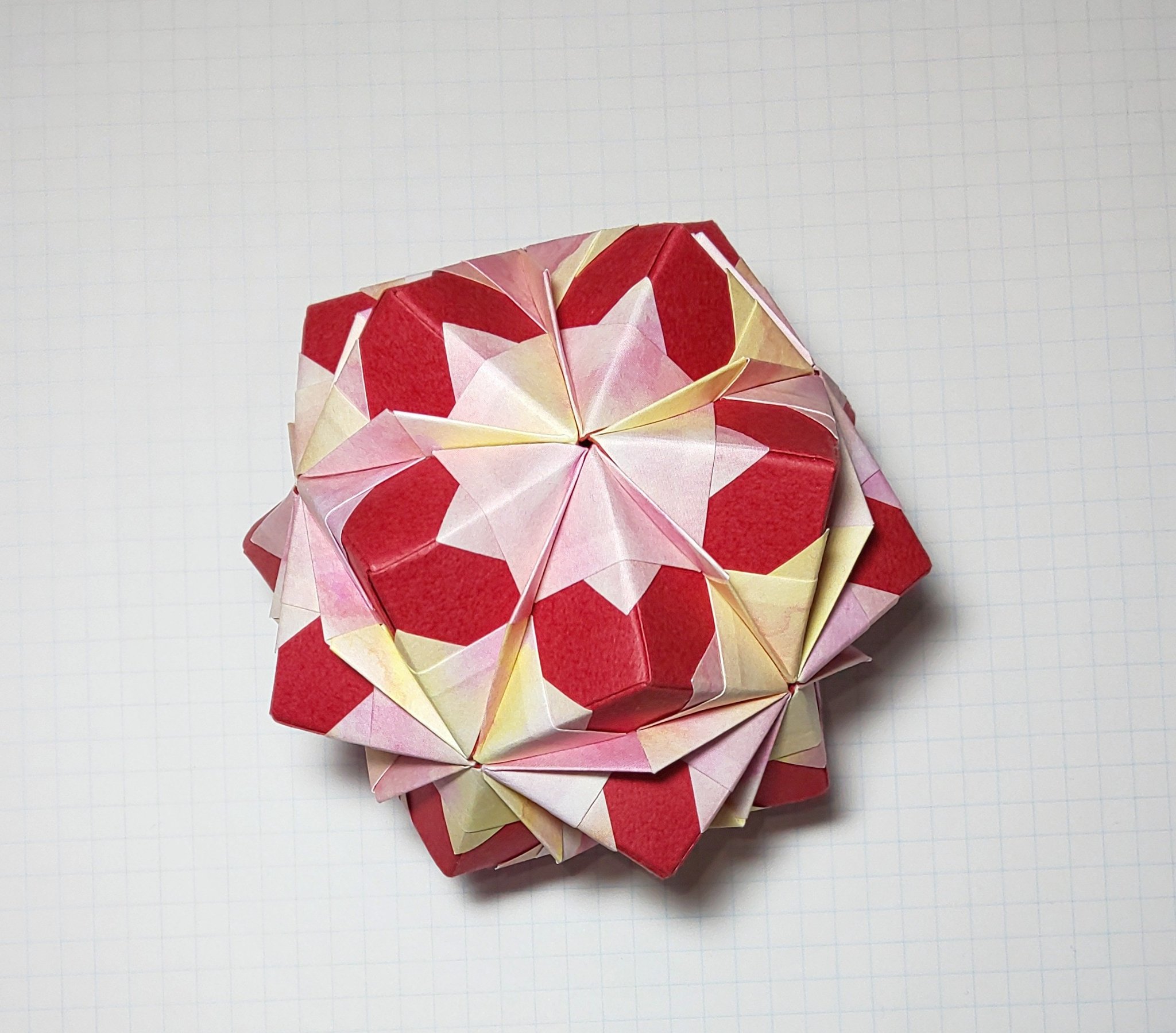 تويتر ｑｐ على تويتر かわいい花のくす玉おりがみ より 立ちひだ ｂ お花っぽくて可愛い 色柄の選択も好みに仕上がって嬉しい くす玉 ユニット折り紙 ハニーベア フル可動qp T Co Dpldrfaxga