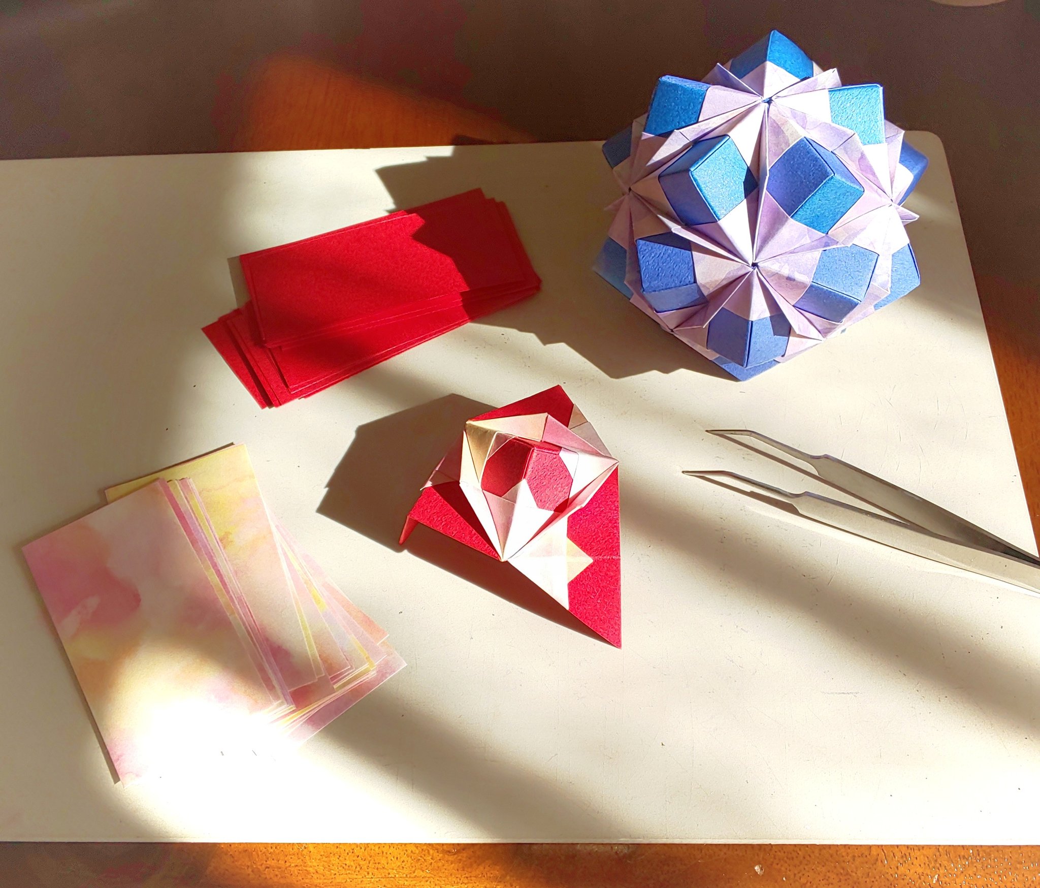 تويتر ｑｐ على تويتر かわいい花のくす玉おりがみ より 立ちひだ ｂ お花っぽくて可愛い 色柄の選択も好みに仕上がって嬉しい くす玉 ユニット折り紙 ハニーベア フル可動qp T Co Dpldrfaxga