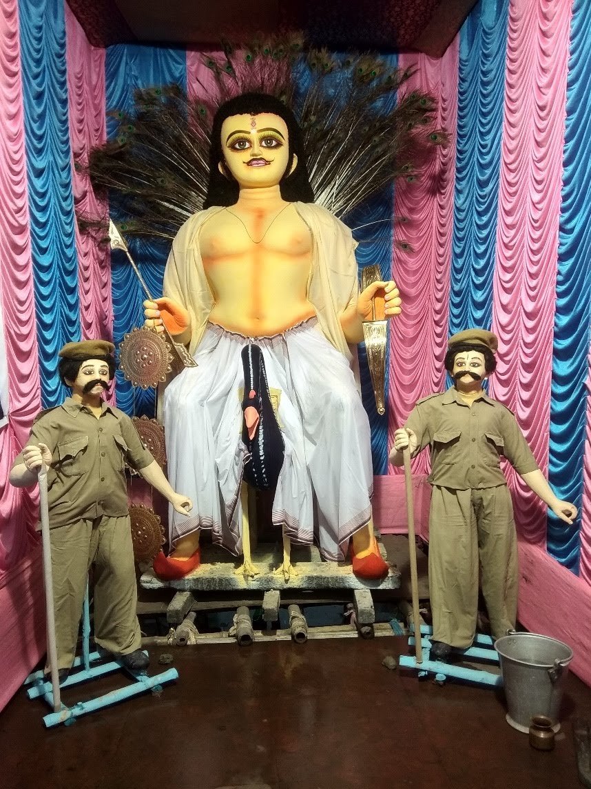 Thread on Kartikeya puja :- Bansberia is the most famous place for this. Folks here didn't stop puja even during pandemic (1860) which made Bansberia almost desolateClock wise Raja Kartik (375 years)Dhumo Kartik (420 years)Adi Kartik (350 years)Jyangra Kartik (291 years)