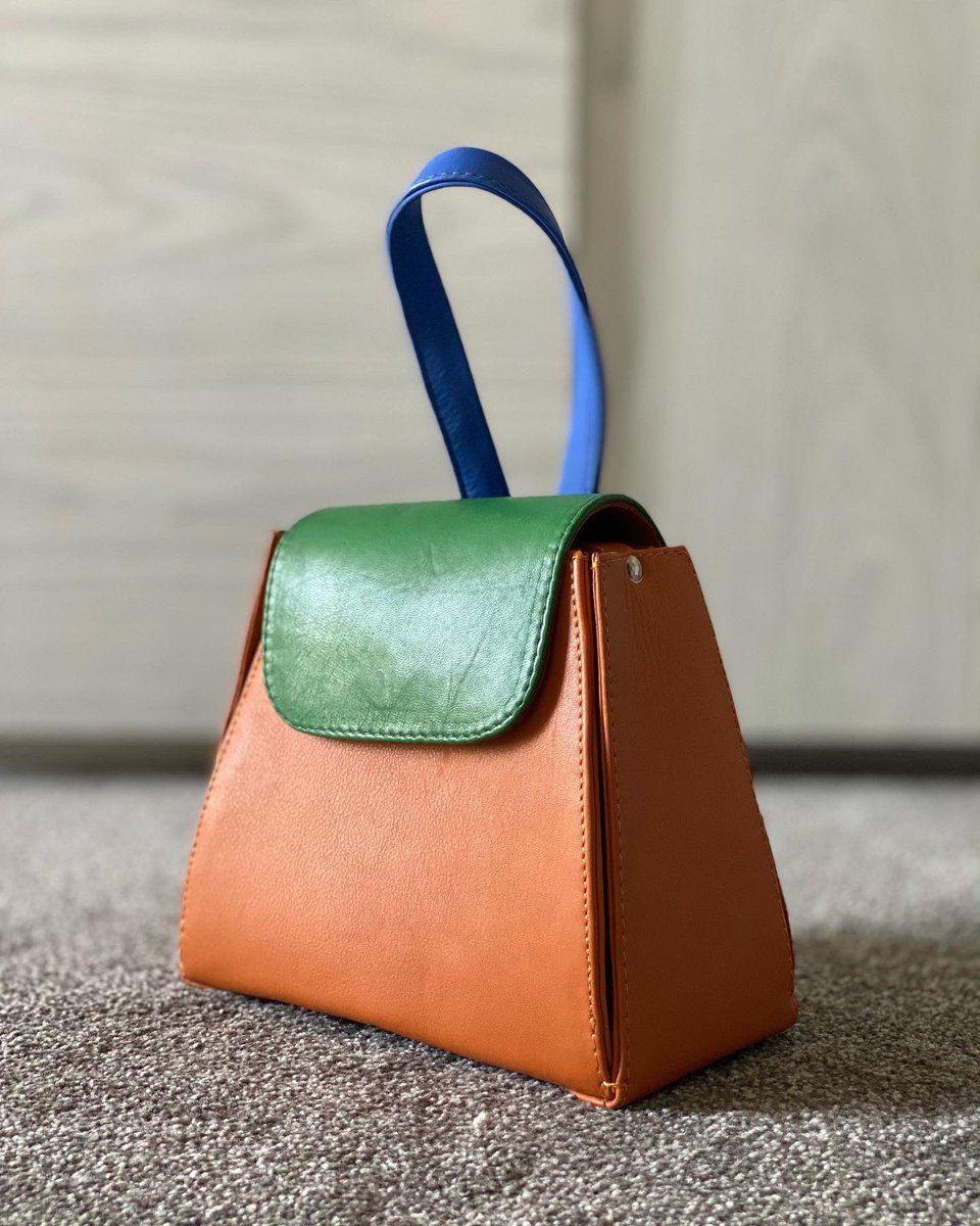 AllureByAly's tweet photo. ✨ The ARDI bag  ✨
Make your Own Colours  | 20x17x10cm 

🏷 : 50.000 frs

#AllureByAly #ArdiBag #MiniBag #minihandbag #Handmade #MadeInSenegal #Kebetu https://t.co/evWDOsKKCm