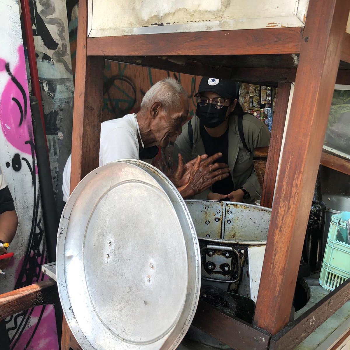 Yang di Jogja dan mau nyisihin rezekinya boleh bgt bantu mbah ini usianya udah 93th tp masih semangat buat jualan soto ayam di Jl. Mayor Suryotomo (di pojokan, barat jalan, sebelum pertigaan ke Progo, sebelah angkringan). Simbah jualan dan dorong gerobak dr rumahnya sendiri🥺