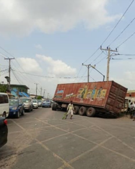 followlastma's tweet photo. [2:09PM] #Breakdown #Ogba #AkiloRd
An articulated truck got one of its rear tyres stuck in a ditch on Akiko road, Ogba inward Guinness. Effort is on to get it off the road even as Officers are on ground.
@trafficbutter @Gidi_Traffic @TrafficChiefNG @lagostraffic961
#FollowLastma https://t.co/26GdjrUuwH