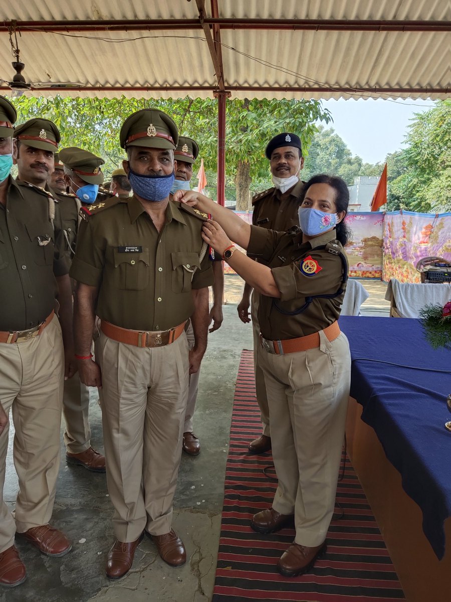 आज वाहिनी में आरक्षी से मुख्य आरक्षी व मुख्य आरक्षी से प्लाटून कमांडर के पदों पर पदोन्नति पाए हुए कर्मियों का बधाई समारोह आयोजित किया गया, उक्त पदों पर पदोन्नति पाए हुए कर्मियों को सेनानायक महोदय द्वारा पद चिन्हों को धारण कराकर शुभकामना दी गयी।
<a href="/adgpacup/">ADG PAC UP</a> <a href="/CoPac/">CO 4th PAC PRJ</a> <a href="/amethipolice/">AMETHI POLICE</a>