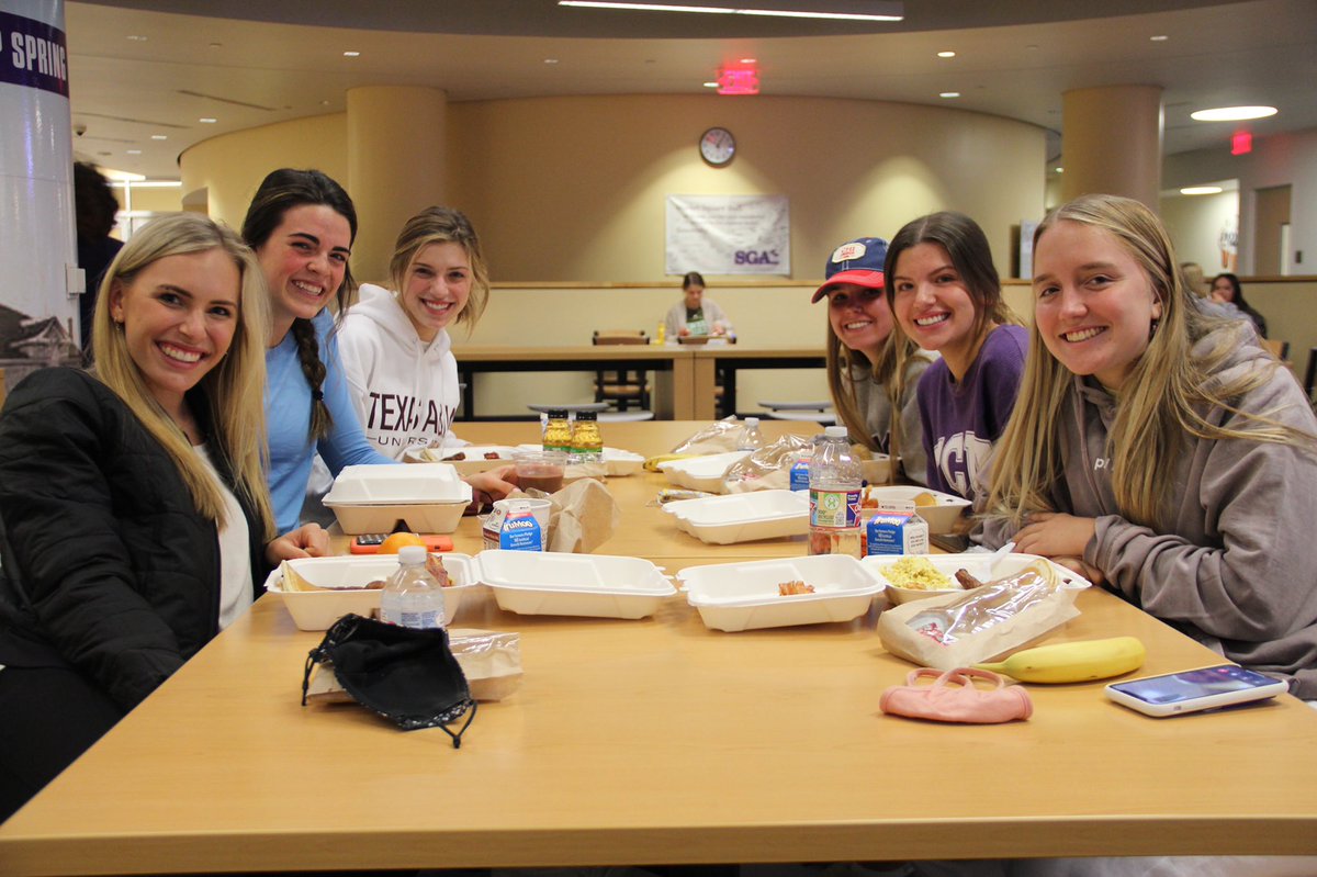 TCUDining's tweet image. MIDNIGHT BREAKFAST 
Traditions are important at TCU. We might have had a slightly unusual midnight breakfast but time spent together over food is important 🥰

Good luck on finals Horned Frogs!! 💜🐸

#tcu #tcudining #midnightbreakfast #hornedfrogs #studentlife #university
