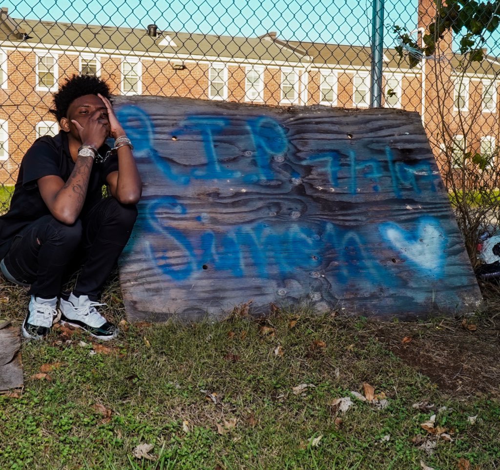 staytruednice's tweet photo. Hop fences ona police🏃🏾‍♂️ from handcuffs to Rollie’s🌟 these hoes didn’t know a nigga now she swear she know me😏..I been counting up da bag!💰StayTrueNeverFold🤞🏾Nov29th🔥 #FreePooda💕 https://t.co/JtQiyZ7WYP