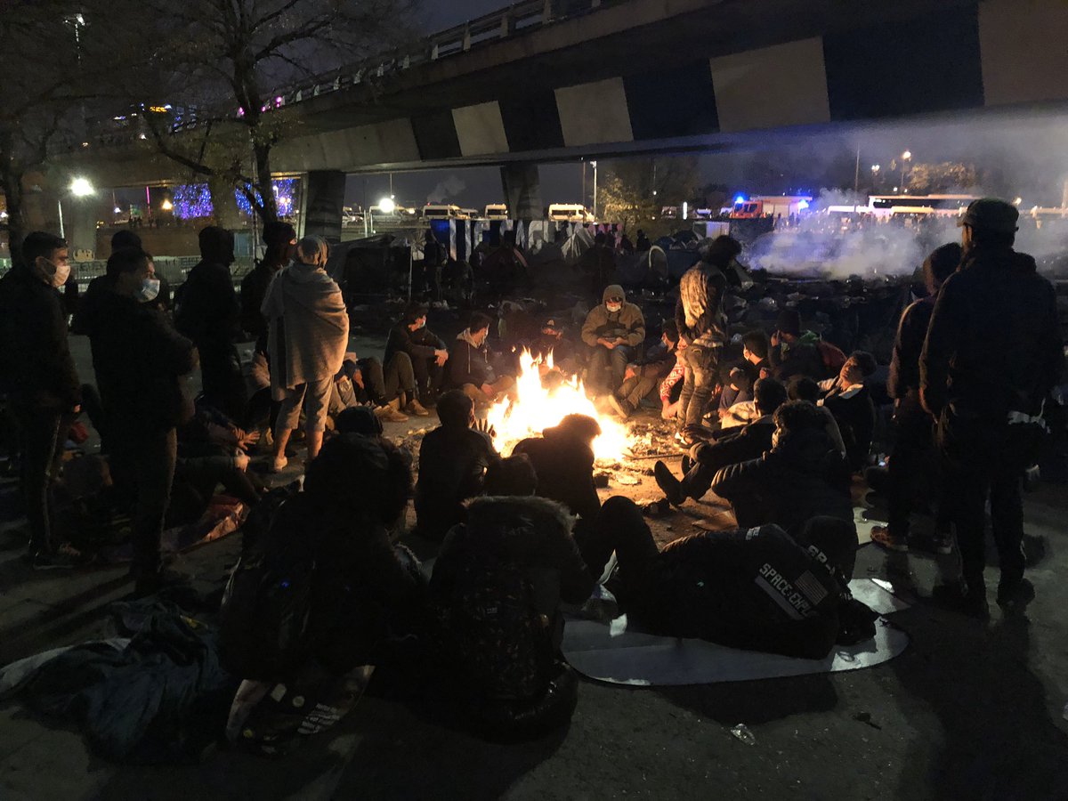 StDenisEnCommun's tweet photo. [🔴Aujourd’hui: Évacuation du camp de réfugiés #PorteDeParis #SaintDenis]
Ce matin à 4H, jusqu’à maintenant, plus de 2000 réfugiés ont été évacués. Bien que les associations/collectifs aient fait un travail exceptionnel la puissance n’a pas su être à la hauteur de la situation. https://t.co/nEUPIFAMeT