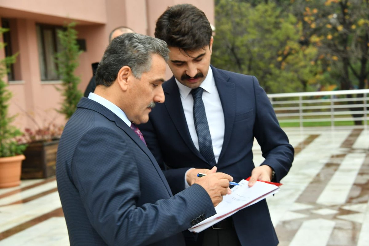 İş ve aile yaşantımda her zaman bizlere doğruyu iyiyi öğreten  duruşuyla devlet adamlığıyla örnek aldığım insan Allah başımızdan eksik etmesin  huzurlu sağlıklı ömürler dilerim.