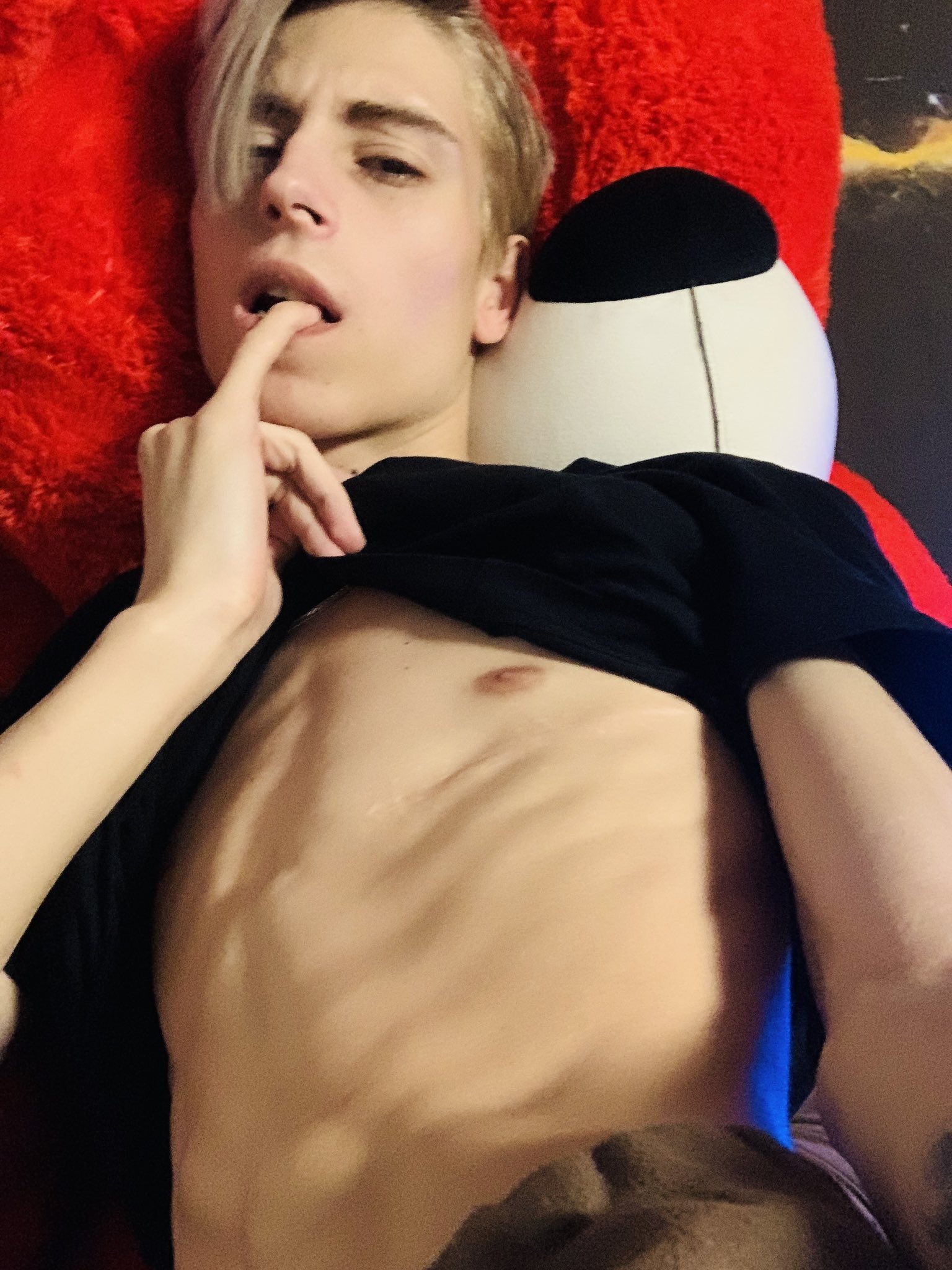 2 pic. Hey ahhhh? I’m online now???? https://t.co/3E3wVdP5r2 https://t.co/EYpbUvG9WY