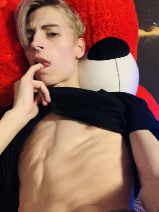 1 pic. Hey ahhhh? I’m online now???? https://t.co/3E3wVdP5r2 https://t.co/EYpbUvG9WY
