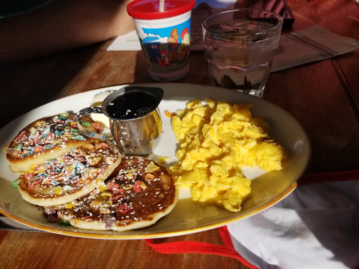 _JanaeWhite_'s tweet photo. #PCH brunch #GreatMaple
Maple Bacon Doughnuts 
Lolliwaffles
Fruity Pebble Pancakes https://t.co/jwSlJMTzGD