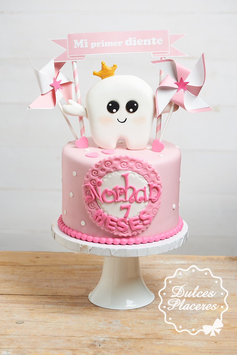 _dulcesplaceres's tweet photo. La salida del primer diente siempre es un momento especial y 🌟, y los papis de la pequeña Norhan quisieron hacerlo inolvidable 🎉😍🎉
#tartasfondantmurcia #tartasfondant #fondantcake #pasteleriacreativa #momentodulce #dulcesplaceres #miprimerdiente https://t.co/QGVJTJk86Q