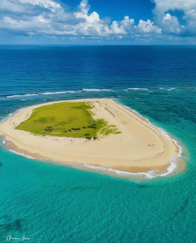 TurismoRD's tweet photo. ¿Te animas a conocerlos? 🏝

#CayosSieteHermanos: Ubicados 10 kilómetros al noroeste de la Bahía de Monte Cristi, los Siete Hermanos consisten de siete cayos arenosos: Toruru, Muertos, Ratas, Terrero, Monte Grande, Monte Chico y Arenas. Alrededor de las orillas verás 🌵, 🦎 y 🦀. https://t.co/MmrbuPmNfs
