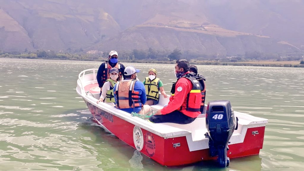 MAATEZonal1's tweet photo. #Imbabura | Realizamos un muestreo para determinar la calidad de agua de la Laguna de Yahuarcocha. Esta actividad, en la que participó #IvánPosso, Director Zonal de Imbabura, y la Gobernadora Gabriela Jaramillo; se realizó gracias al apoyo de la empresa #UNACEM. https://t.co/SJGLc7UO3J