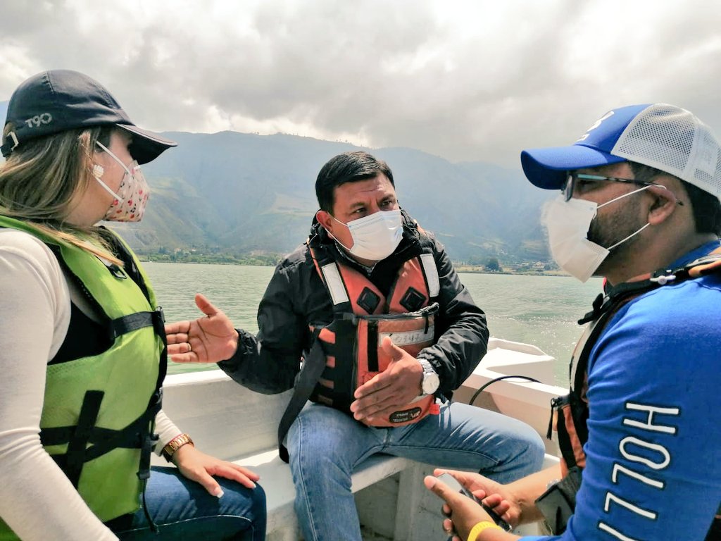 MAATEZonal1's tweet photo. #Imbabura | Realizamos un muestreo para determinar la calidad de agua de la Laguna de Yahuarcocha. Esta actividad, en la que participó #IvánPosso, Director Zonal de Imbabura, y la Gobernadora Gabriela Jaramillo; se realizó gracias al apoyo de la empresa #UNACEM. https://t.co/SJGLc7UO3J