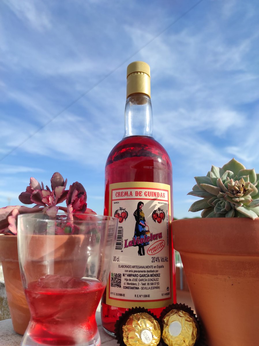 Ya están aquí las Navidades, no puede faltar una copa de crema de guindas La Violetera!!