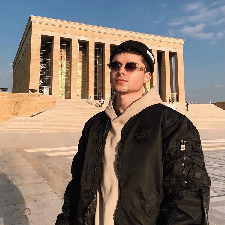 susssanaq's tweet photo. Manitayla Anitkabir’de sirayla birbirini cekmek...daha iyisi var midir sanmam https://t.co/xne0qJMFzy
