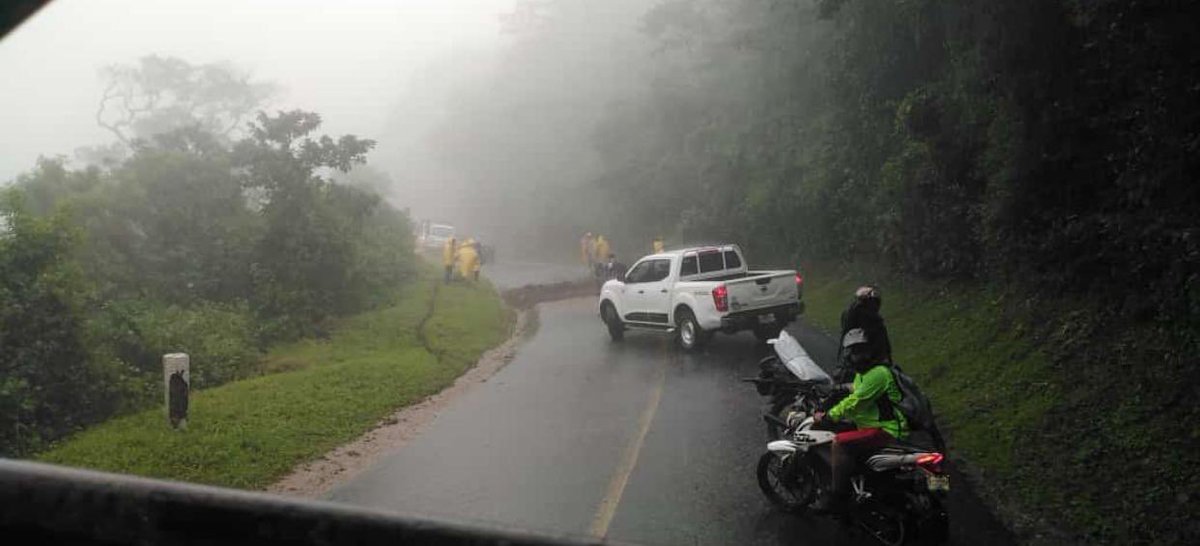 AmorNicaraguaD6's tweet photo. Derrumbe en la Carretera del Crucero hacía San Rafael del Sur (Carretera de las curvas), por el momento no hay afectaciones mayores.
#EnVictoriosaEsperanza #UnidosEnVictorias https://t.co/dazjN35s5P