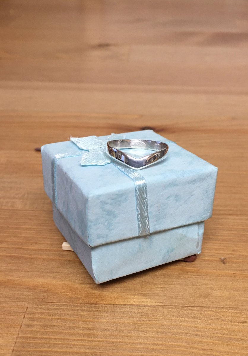 mikehillen's tweet photo. When you suffer with chronic pain it’s good to have a distraction, my pain distraction is making jewellery here is the latest ring that I have made. #silver925 #ChronicPain #paindistraction https://t.co/NiOf8DijSV