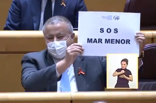 RosaRodaNews's tweet photo. @Teresaribera Da un no sé qué ver a Bernabé con el cartel de SOS Mar Menor, sabiendo lo que el PP ha hecho y dejado de hacer a lo largo de los últimos 25 años. https://t.co/P7ubu0iRU3