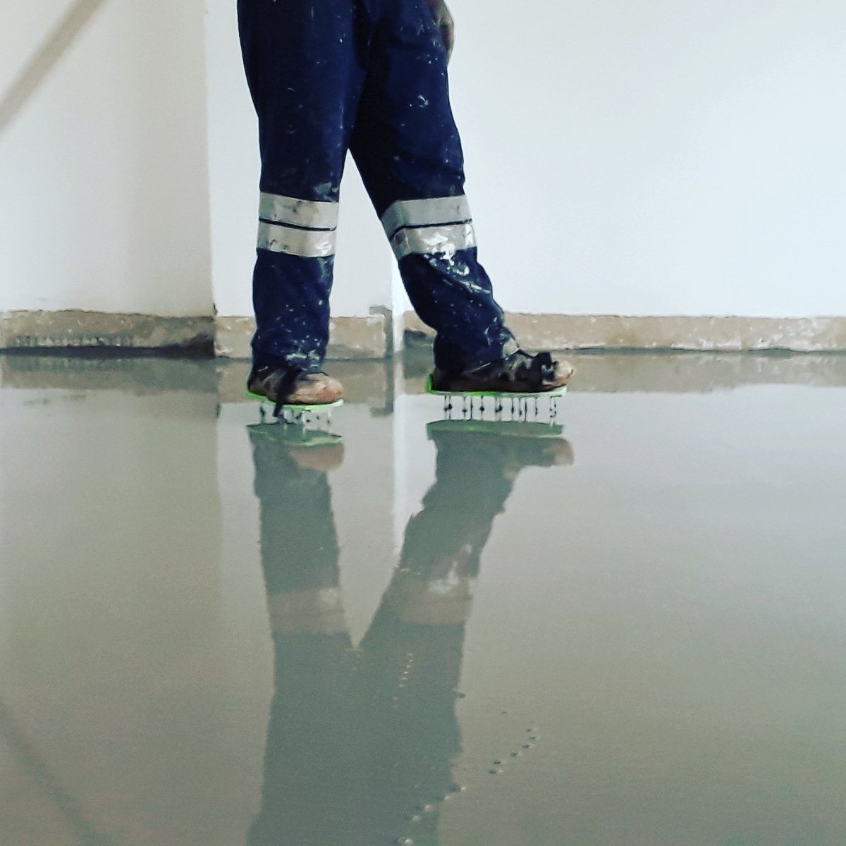 EvoFloor's tweet photo. It's a spikey affair...
Leveling in progress for this floor whose vinyl overlay lands in a few days.

#Flooring #FlooringKenya #FlooringInstallation #Floor #FlooringExperts #FlooringContractor #FlooringSolutions #FlooringInstallers #Leveling #FloorLeveling #FloorPreparation https://t.co/gTV2WPoEz8