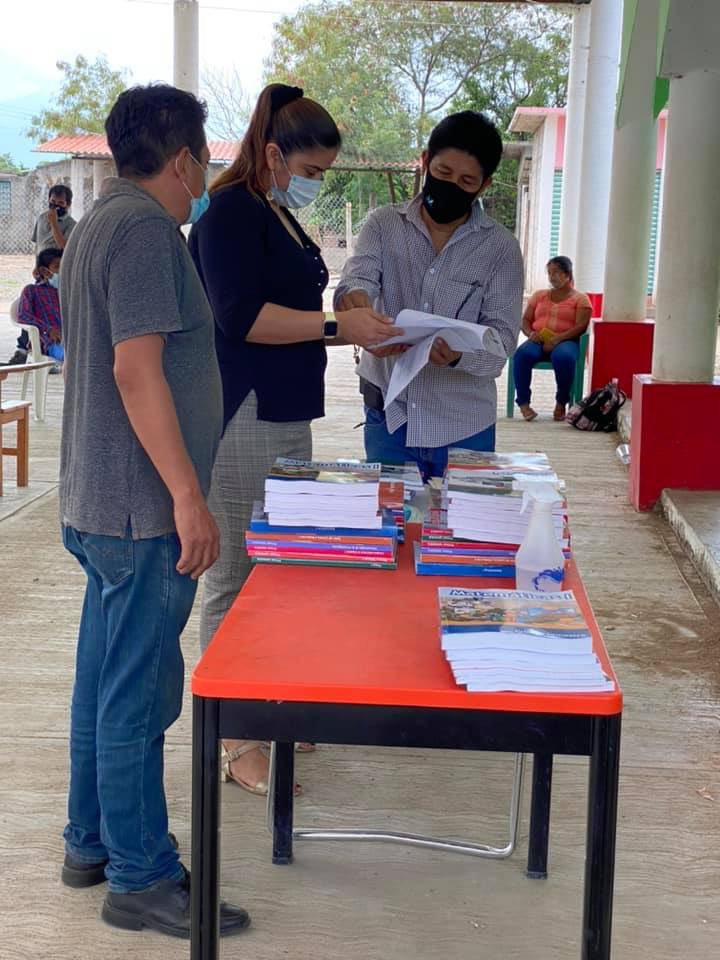 JoselinBalseca's tweet photo. Este Ayuntamiento Municipal comprometido con la educación de nuestros jóvenes hace entrega de libros de texto al Telebachillerato Comunitario de Llano Vería.
Ante la difícil situación que vivimos por la pandemia del COVID 19 debemos redoblar esfuerzos y no bajar la guardia. https://t.co/HZrvQNQIRq