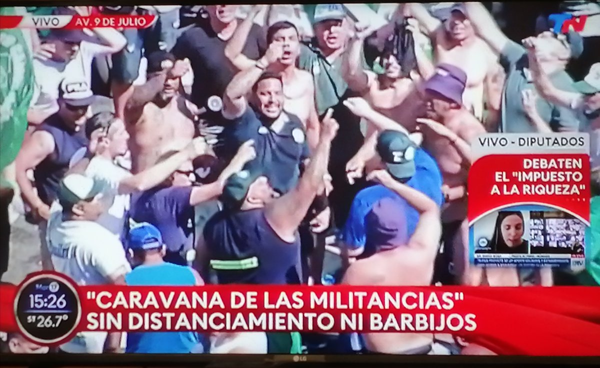 SolZeolla's tweet photo. Este es el pueblo del que hablaba @SantiCafiero?
Se ve que ellos son inmunes al virus 🤔
#diadelmilitante https://t.co/oh5VfreDHb