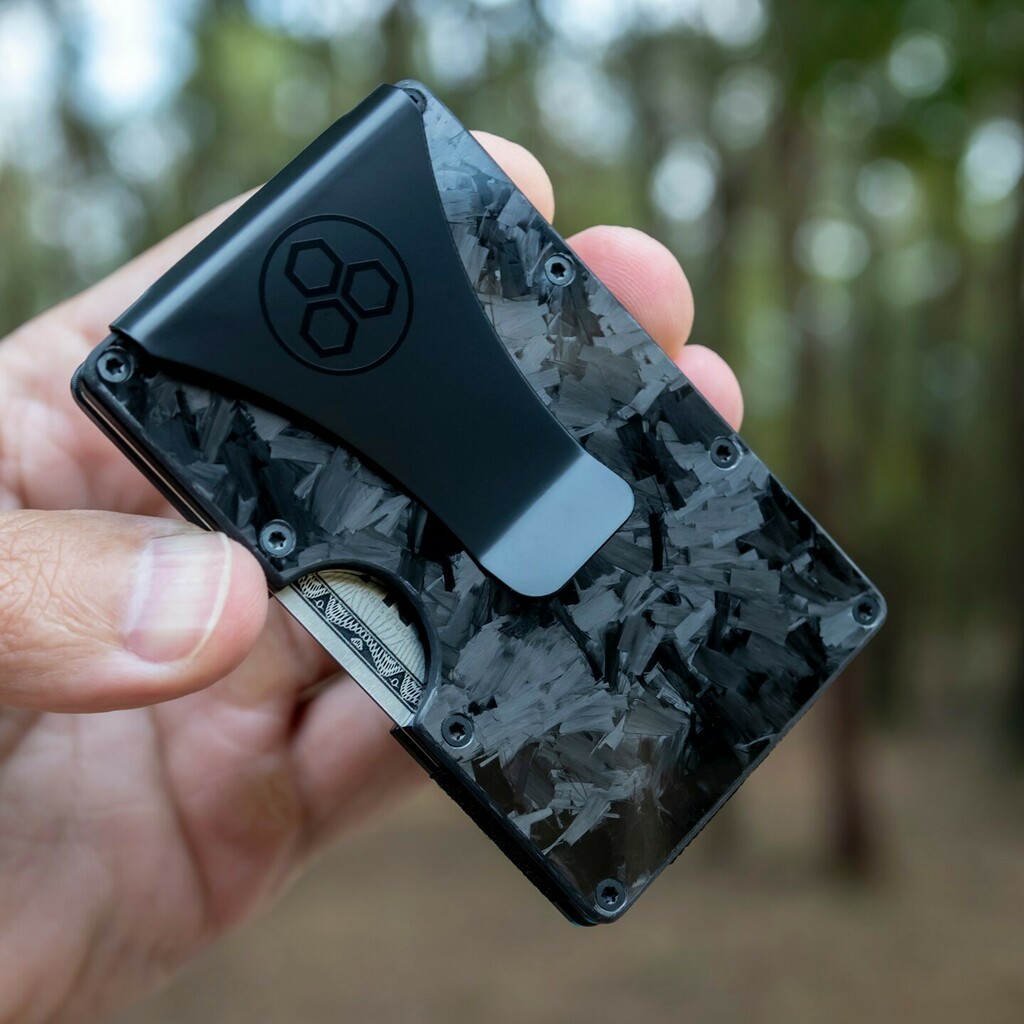 Out in the trees 🌲 with a gorgeous piece of #forged carbon 👌. Easy to see why these are one of our most popular items! What do you think of the pattern on this minimalist wallet?
•
#purcarbon #forgedcarbon #carbonfibermaniac #carbonfibereveryt… https://t.co/xuj12FgL1S https://t.co/sD3IotfBTo